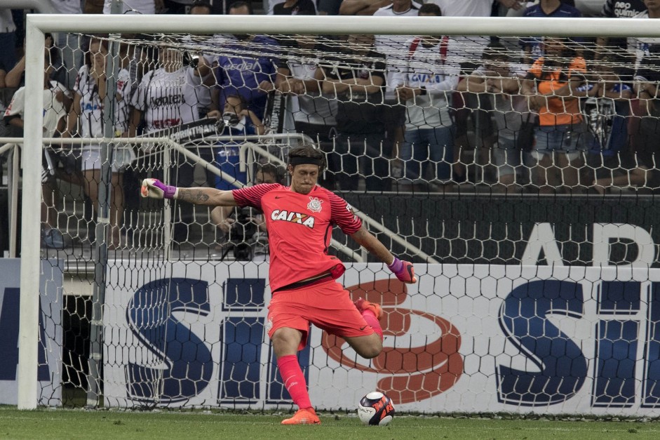 Cássio cobrando tiro de meta em partida contra o Novorizontino pelo Paulistão