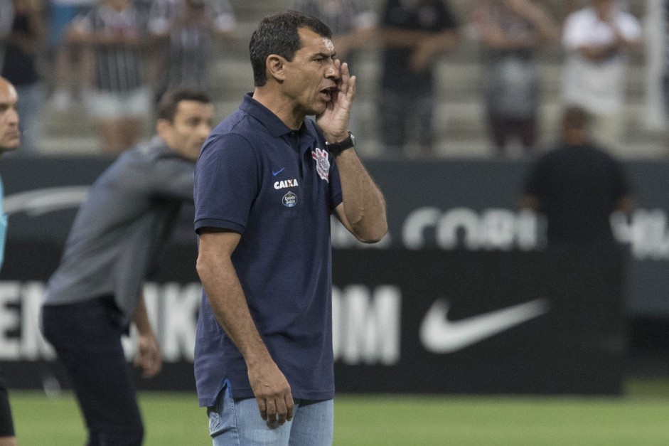 Fábio Carille à beira do gramado em partida contra o Novorizontino na Arena Corinthians