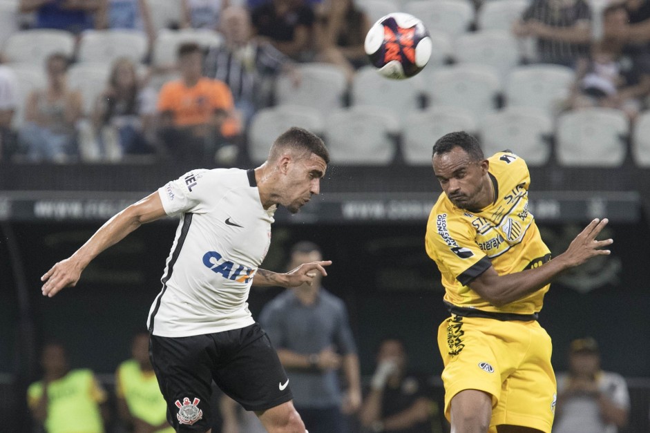 Gabriel em jogada area contra o Novorizontino pelo Paulisto