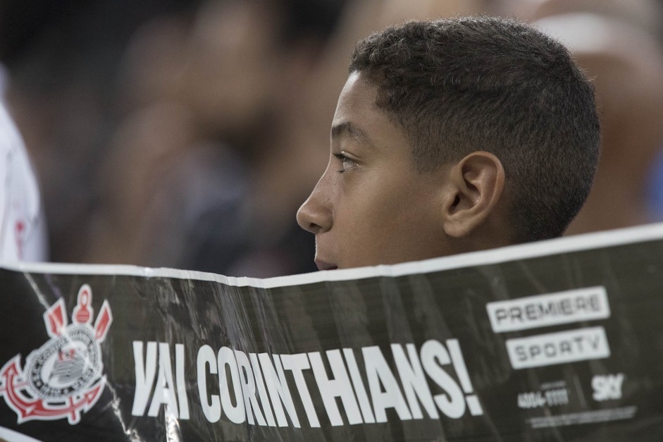 Garotinho leva faixa ao jogo contra o Novorizontino na Arena