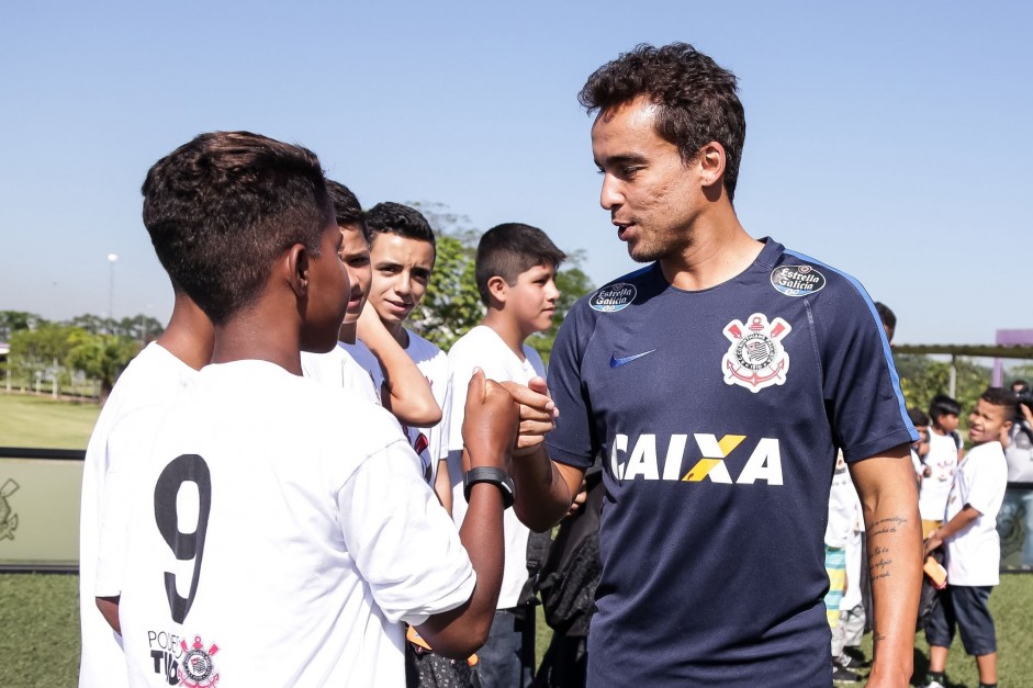 Jadson cumprimenta crianças durante o treino do CT antes da partida contra Audax