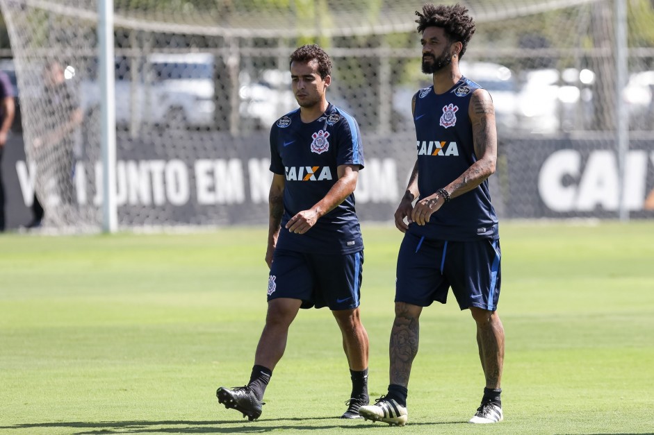 Jadson e Cristian caminham durante atividade no CT Joaquim Grava