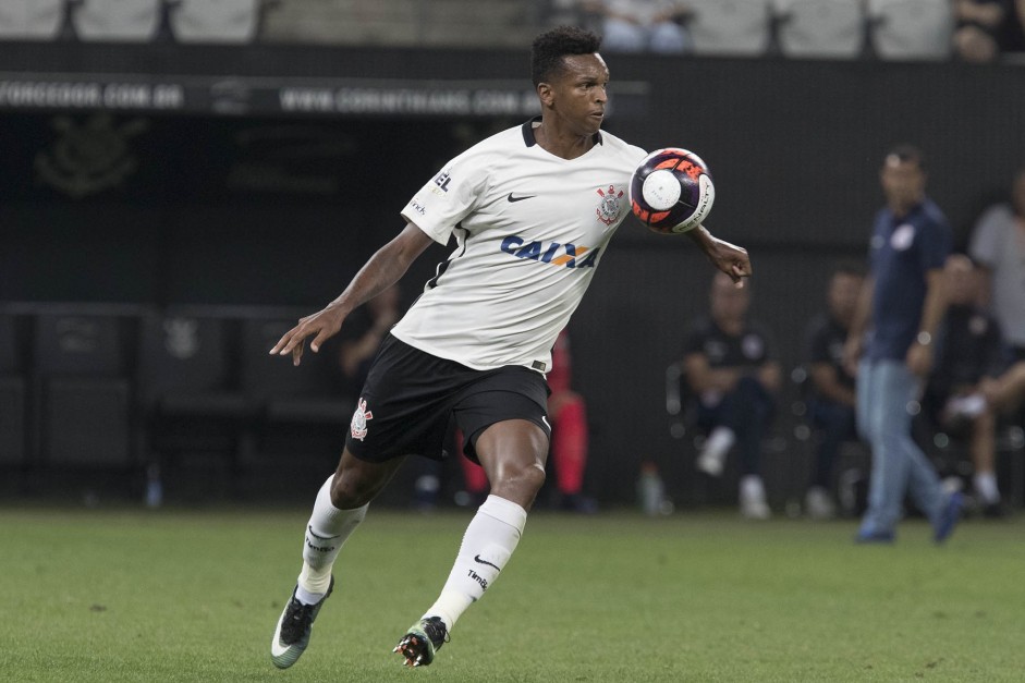 Jô em partida contra o Novorizontino na Arena
