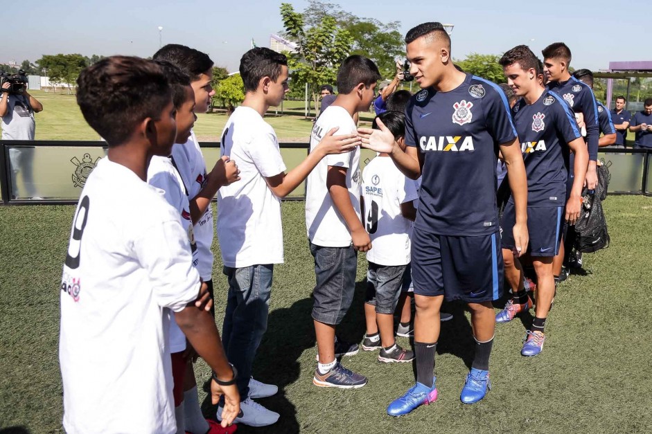 Jogadores cumprimentam crianças durante o treino do CT antes da partida contra o Audax