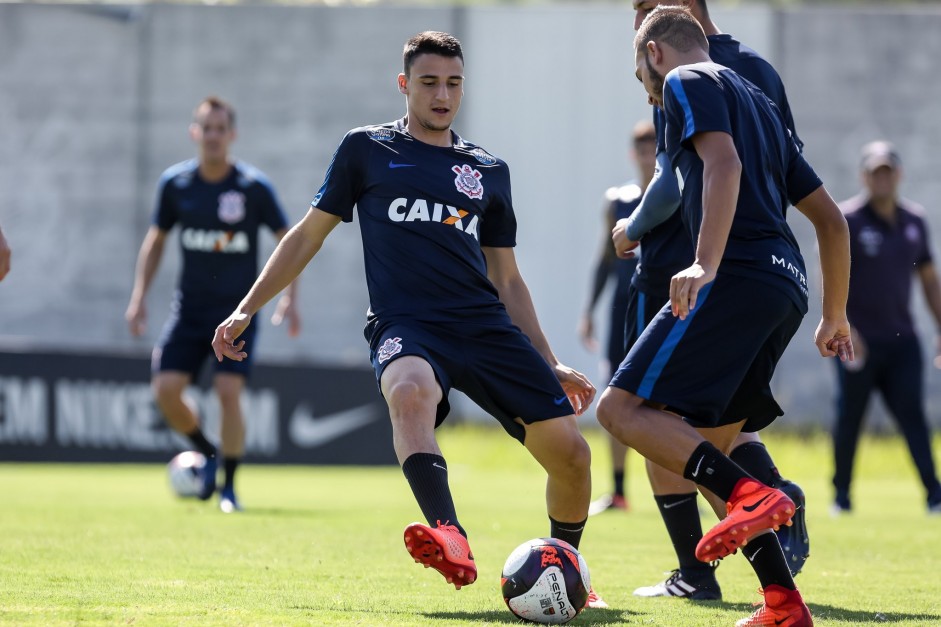 Mantuan em treino livre no CT Joaquim Grava