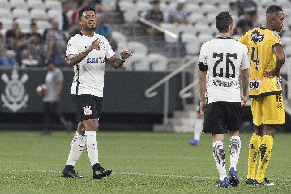 Kazim gesticulando durante partida contra o Novorizontino na Arena