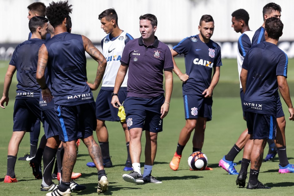 Osmar Loss orienta jogadores durante treino no CT Joaquim Grava