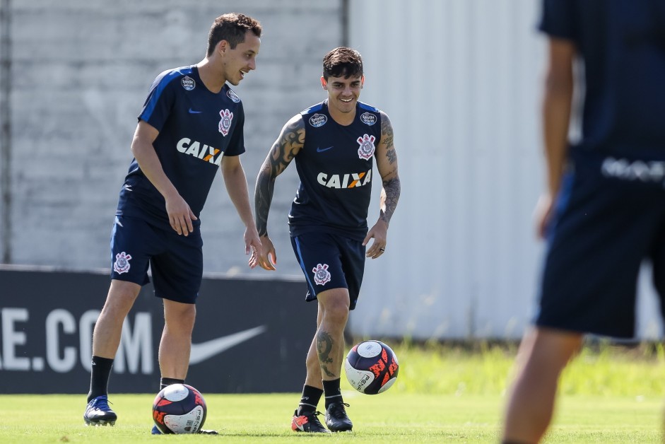 Rodriguinho e Fagner durante treino no CT Joaquim Grava