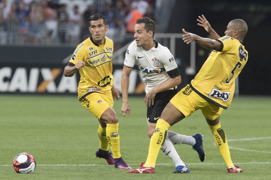 Rodriguinho entre dois jogadores em partida válida pelo Paulistão