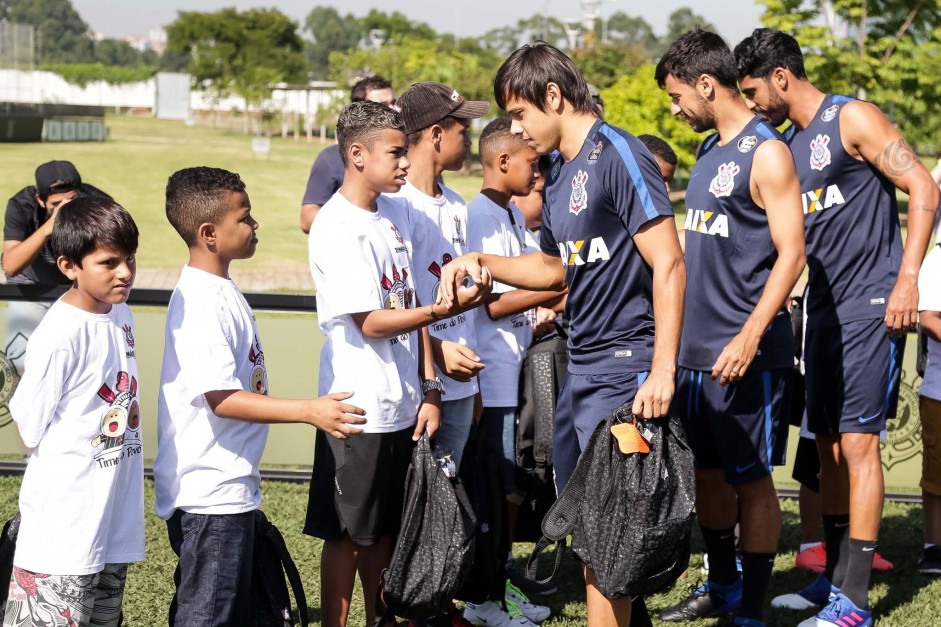 Romero, Camacho e Vilson cumprimentam crianas durante o treino do CT antes da partida contra Audax