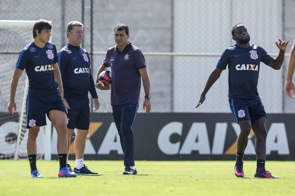 Romero, Mendoza e comisso tcnica durante treino no CT Joaquim Grava