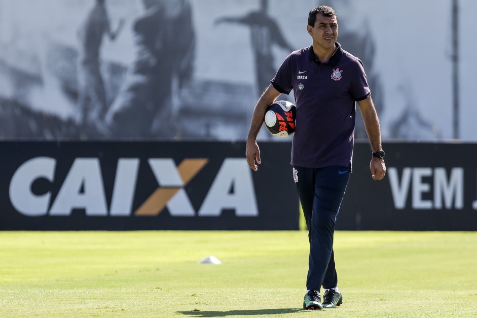 Técnico Fábio Carille caminha durante atividade no CT Joaquim Grava
