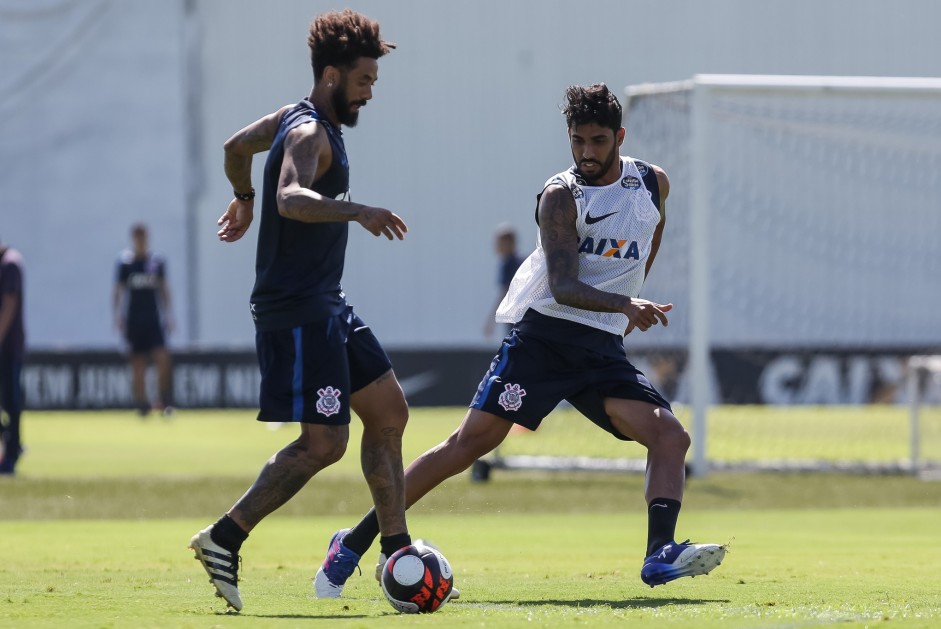 Vilson marcando Cristian durante treino no CT Joaquim Grava