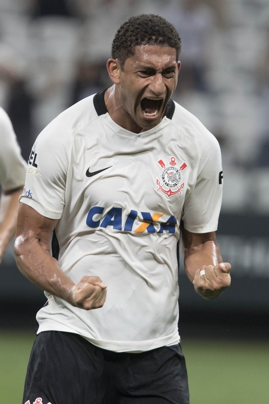 Zagueiro Pablo vibra aps marcar o gol da vitria contra o Novorizontino