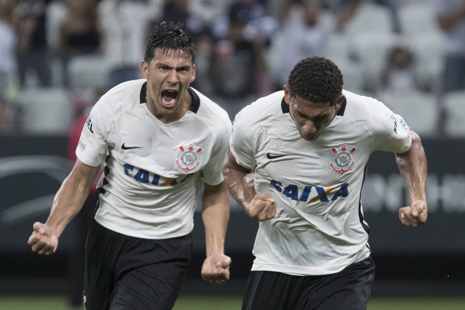 Zagueiros Pablo e Balbuena comemorando o gol contra o Novorizontino