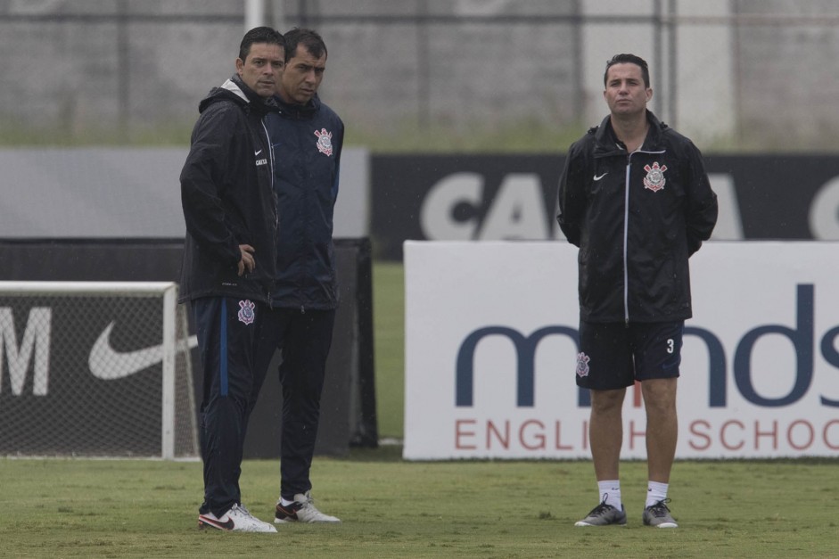 Fbio Carille e comisso tcnica conversam durante treino do Corinthians