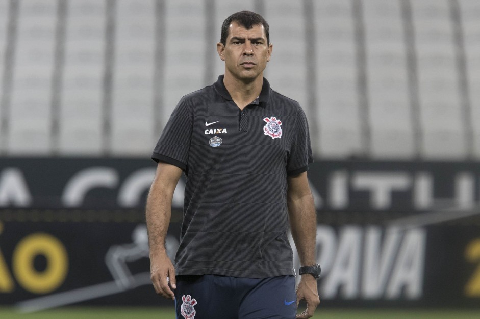 Fábio Carille caminha no gramado durante treino aberto à torcida