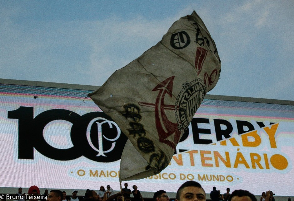 Telão da Arena Corinthians com o logo da Arena