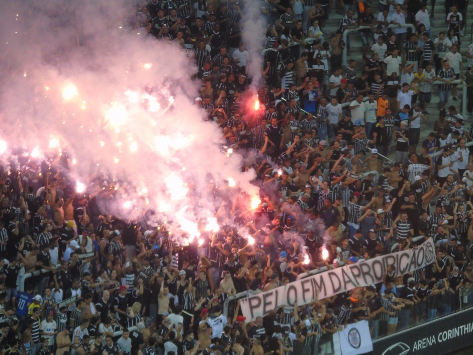 Corinthians vem tendo prejuzo pelo uso de sinalizadores