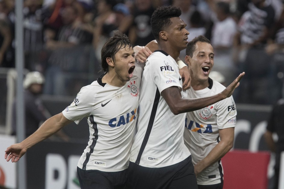 Rodriguinho, Romero e Jô comemorando gol no clássico contra o Palmeiras