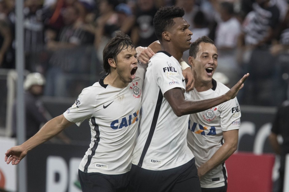 Rodriguinho, Romero e Jô comemorando gol no clássico contra o Palmeiras Rodriguinho, Romero e Jô comemorando gol no clássico contra o Palmeiras