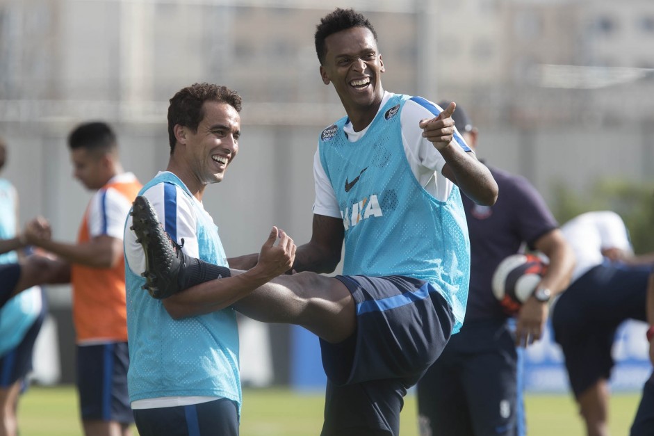 Jô, à direita, vem se destacando neste começo de temporada do Corinthians