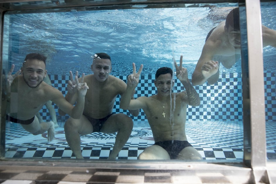 Jogadores do Timão embaixo d'água na piscina do CT