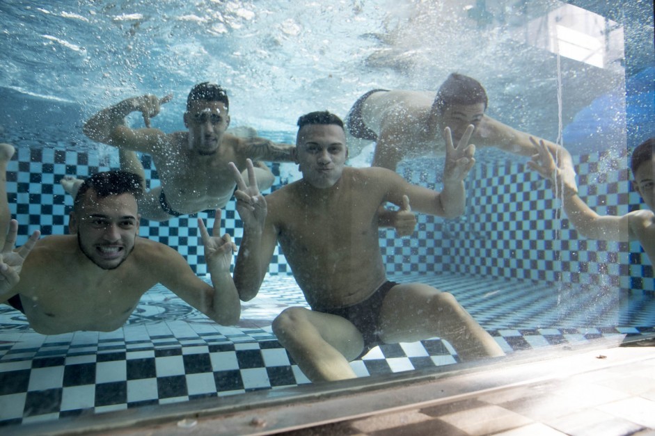 Maycon, Léo Jabá, Gabriel e Romero submersos na piscina