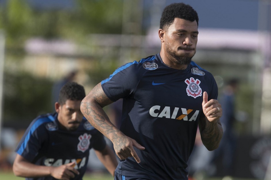 Kazim treina duro no CT para jogo contra o Santos pelo Paulisto