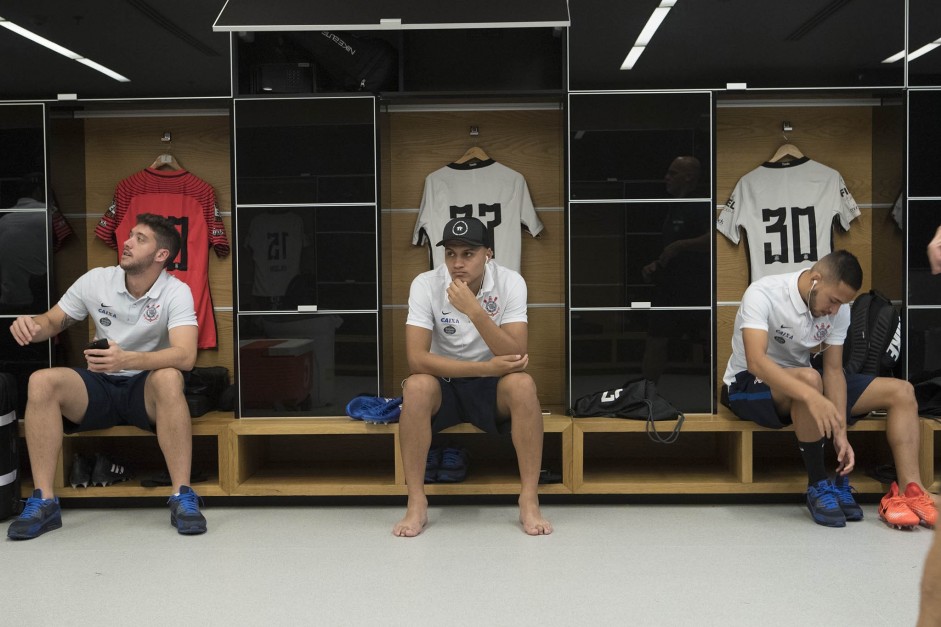 Caíque França, Léo Jabá e Maycon no vestiário da Arena à espera do jogo contra o Santos Caíque França, Léo Jabá e Maycon no vestiário da Arena à espera do jogo contra o Santos