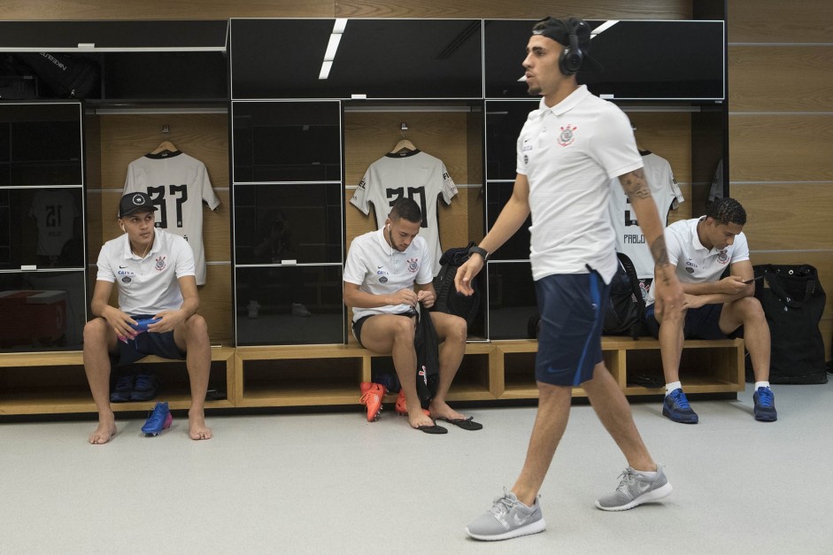 Fagner no vestirio da Arena antes da partida contra o Santos