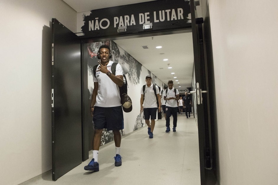 Moiss durante a chegada dos jogadores  Arena para partida contra o Santos