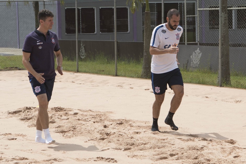 Danilo treina na areia durante atividade da manh