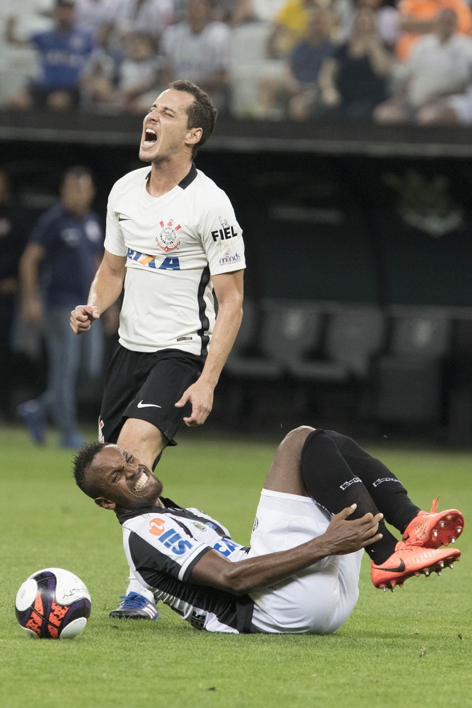 Rodriguinho recebe dura entrada de jogador do Santos