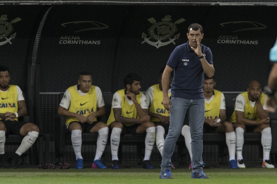 Tcnico Fbio Carille orienta os jogadores durante partida contra o Santos
