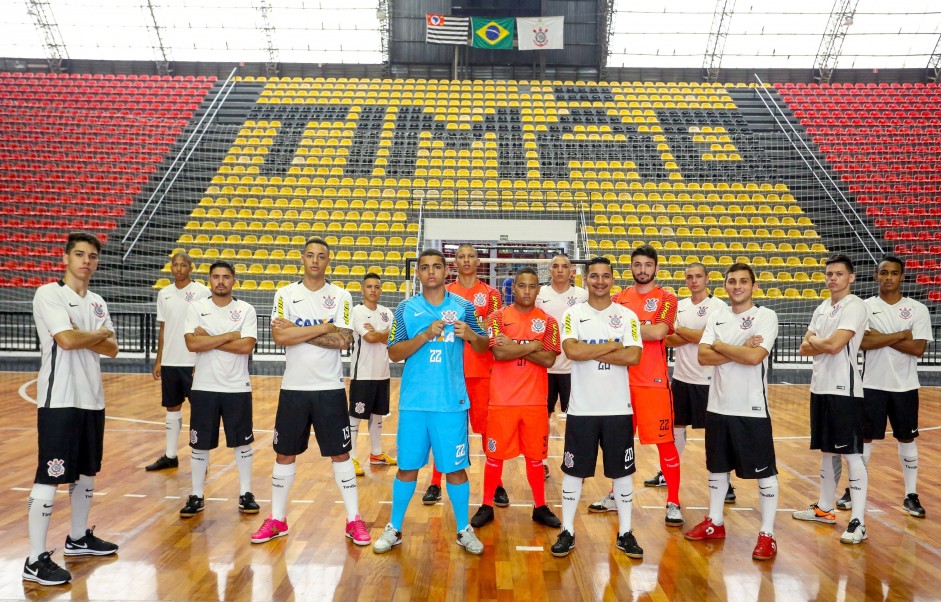 Futsal 2017 se apresentando em foto oficial