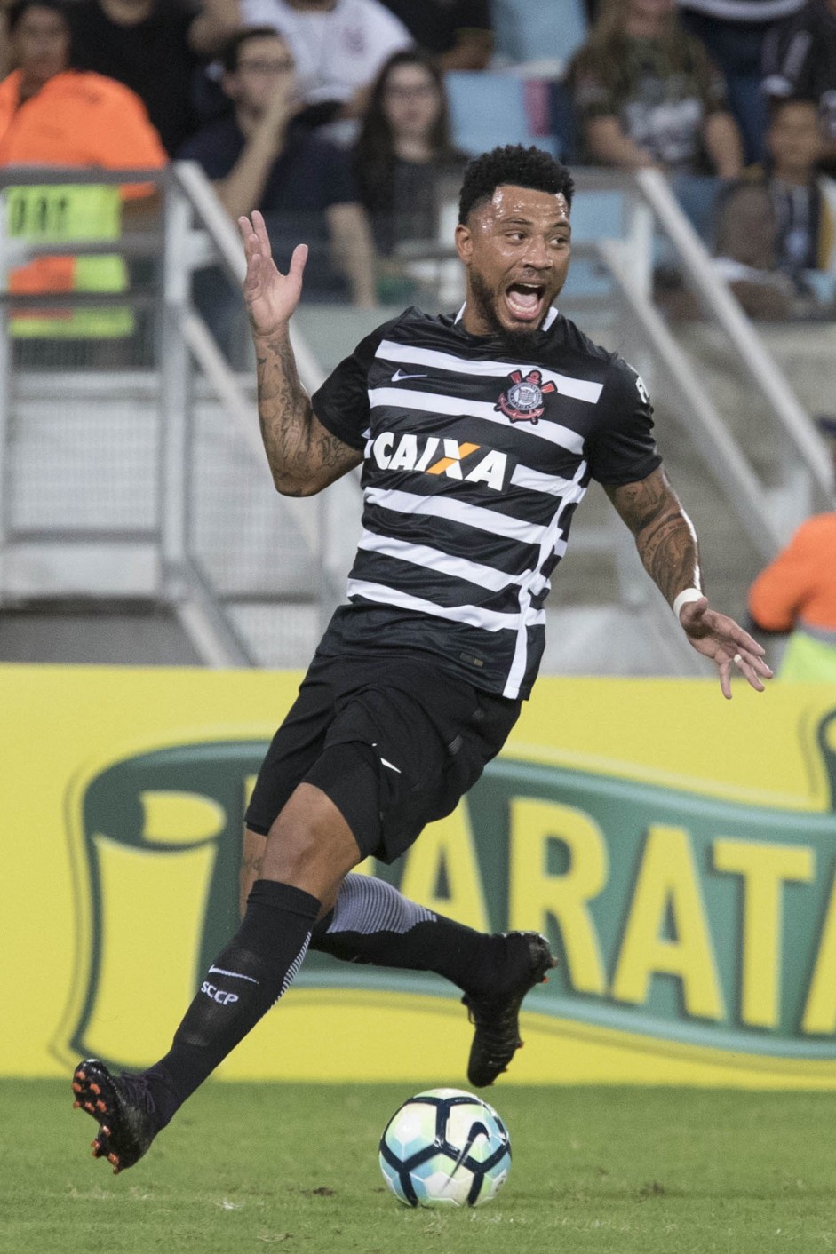 Após sofrer falta não marcada, Kazim se irrita diante o Luverdense