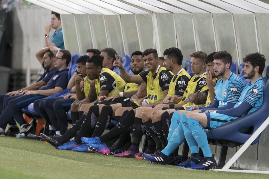 Banco de reservas do Timão assiste ao jogo contra o Luverdense, na Arena Pantanal