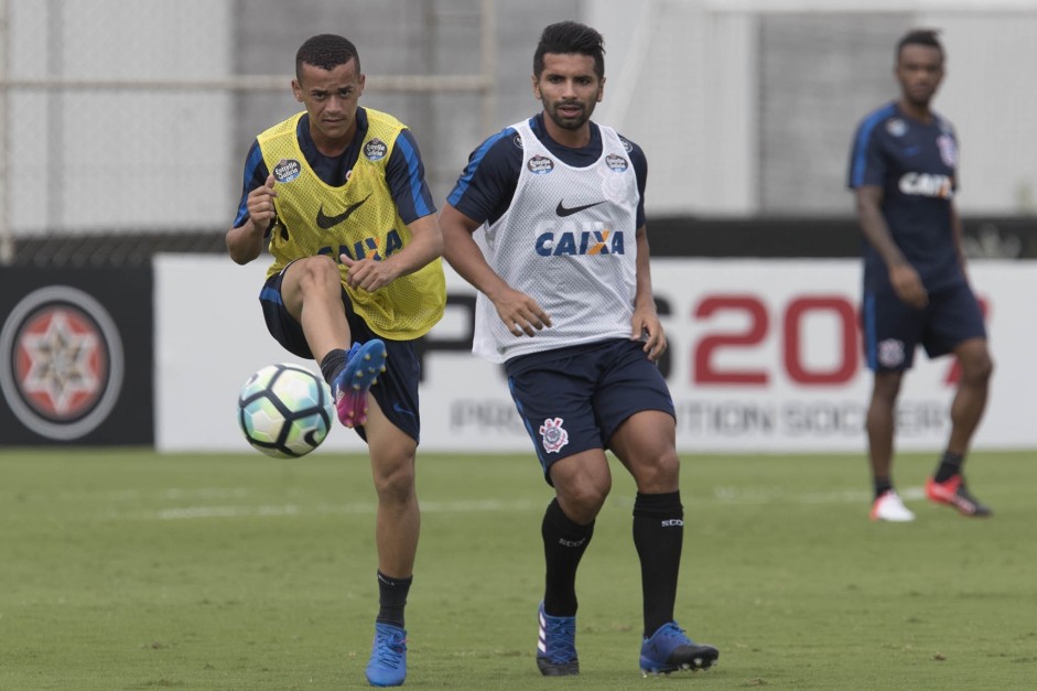 Guilherme e Luiddy durante treino comandado por Fábio Carille