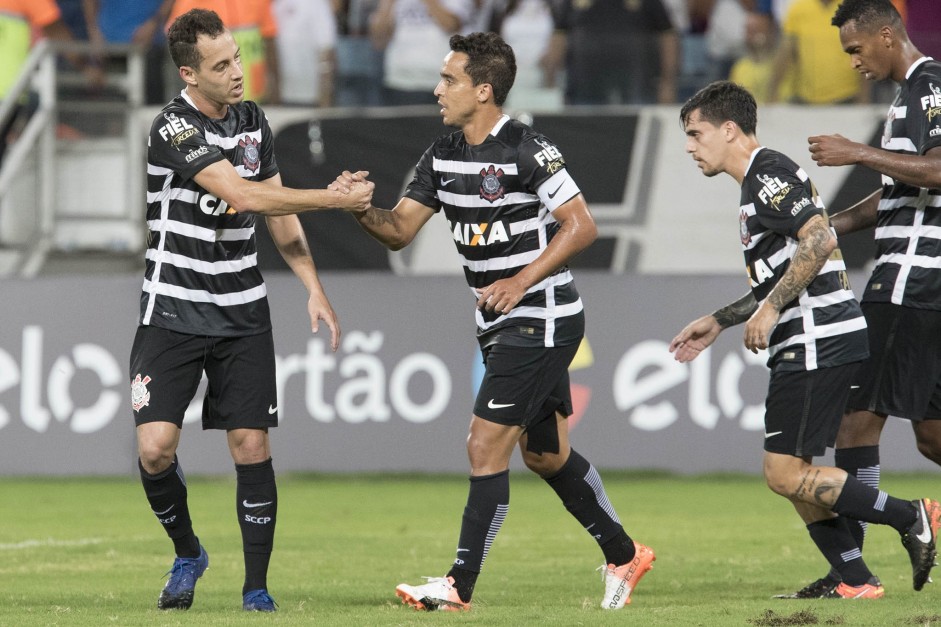 Jogadores cumprimentam Rodriguinho pelo seu gol contra o Luverdense