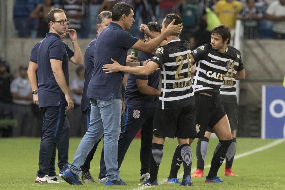 Jogadores e comisso tcnica comemoram o gol de Rodriguinho diante do Luverdense pela Copa do Brasil