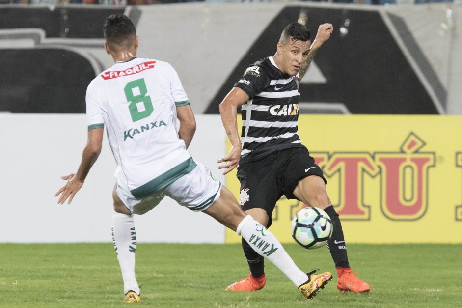 Rodriguinho chute forte contra a meta do Luverdense, pela Copa do Brasil