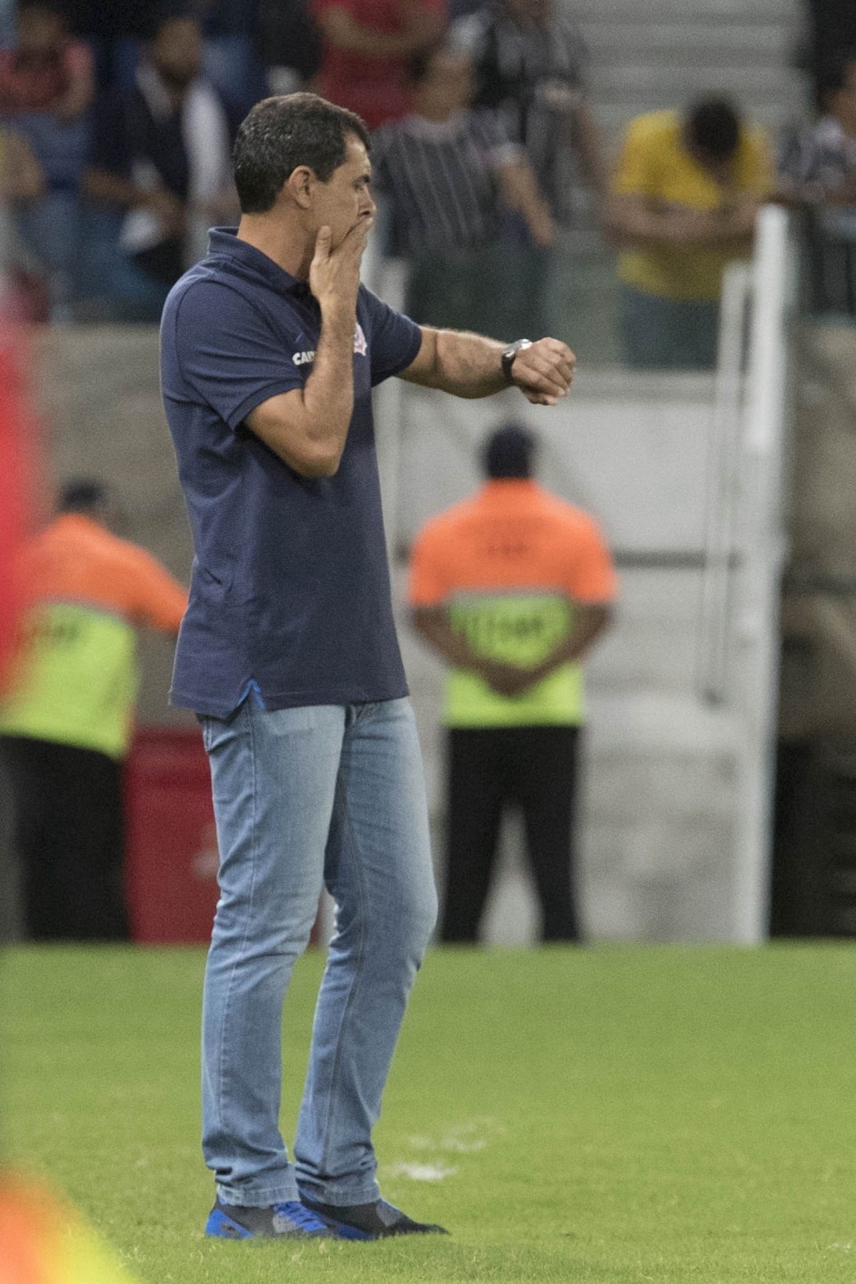 Técnico Fábio Carille comanda o jogo contra o Luverdense
