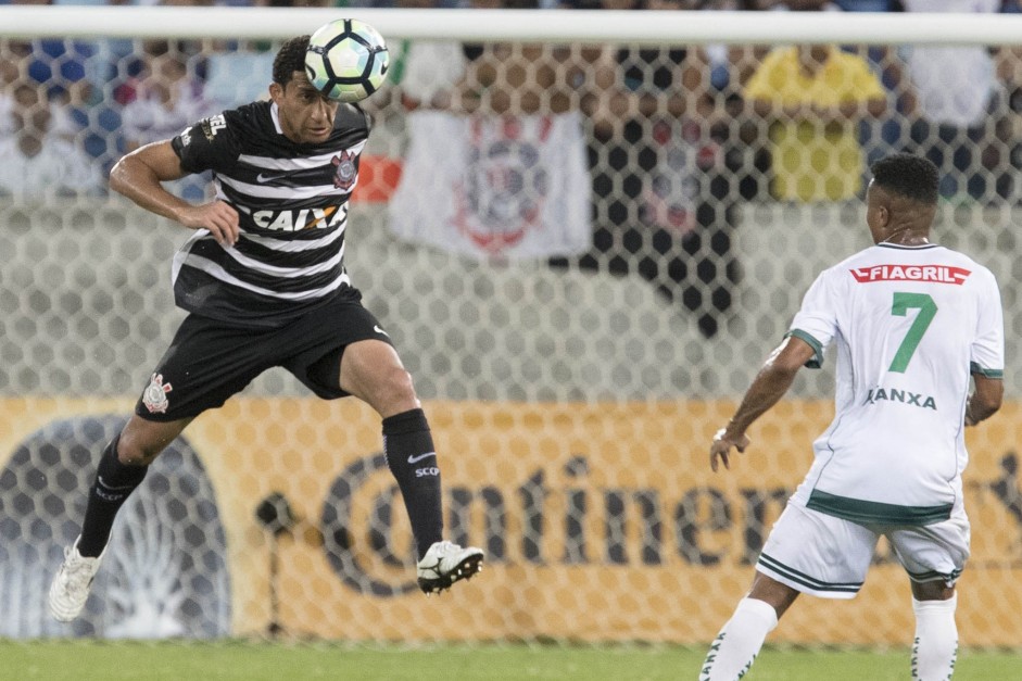Zagueiro Pablo afasta o perigo levado pelo Luverdense à meta corinthiana