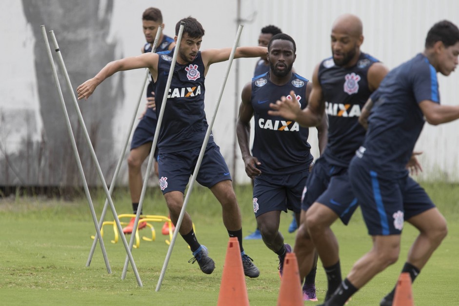 Camacho esbanja velocidade em meio a obstáculos no campo