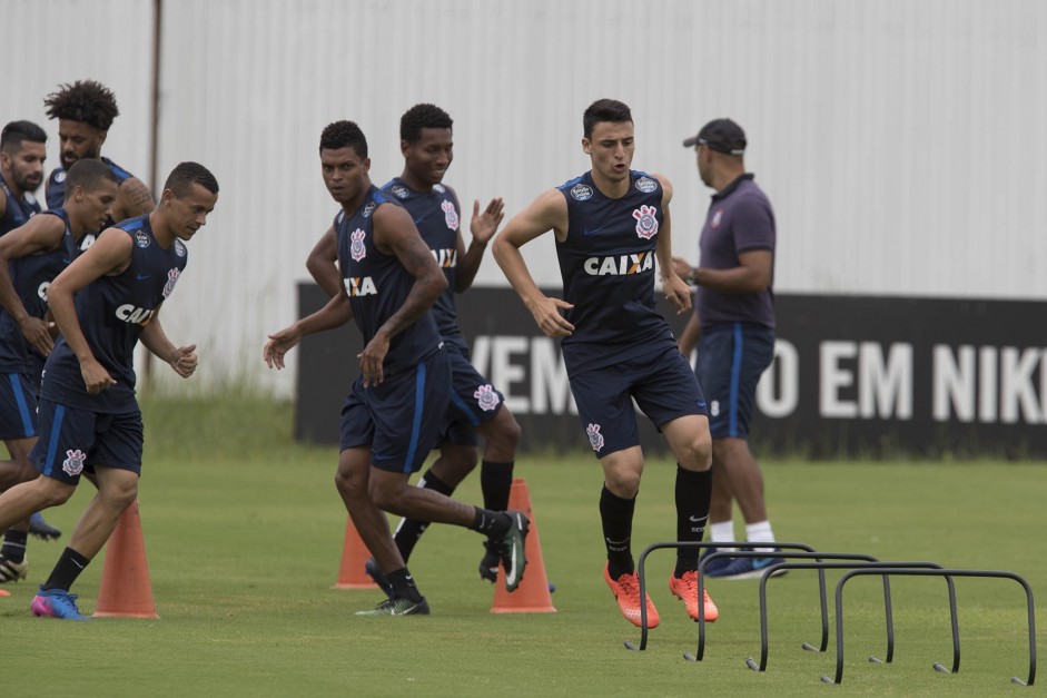 Recm-promovido da base, Mantuan se prepara para saltar durante treino