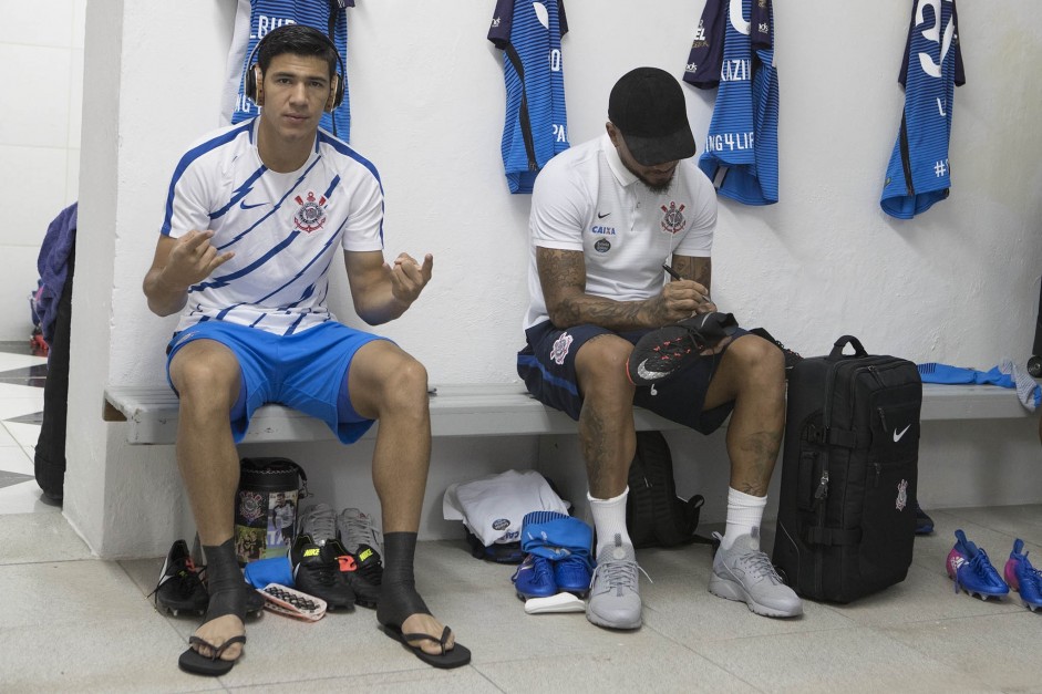 Balbuena aguardando o incio do jogo contra a Ponte Preta no vestirio