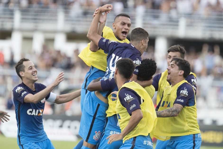 Banco de reservas inteiro comemora o primeiro gol de Léo Santos