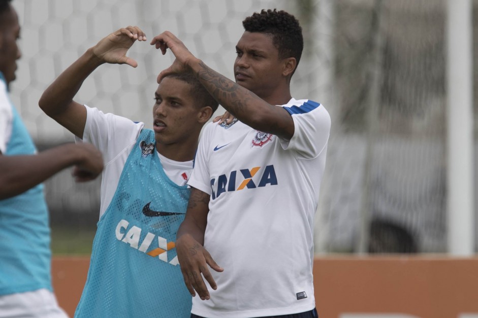 Bruno Paulo e Pedrinho confraternizam durante treino da tarde
