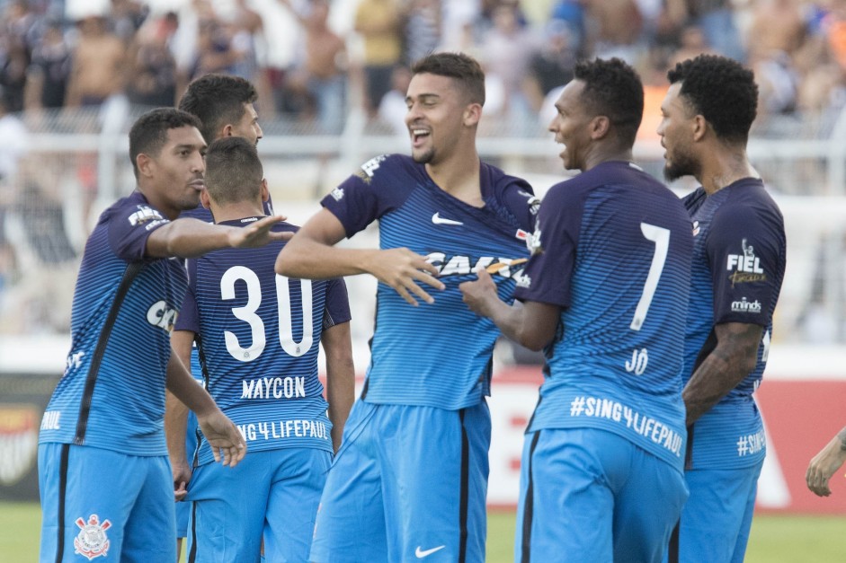 Elenco se reúne para comemorar o gol com Léo Santos